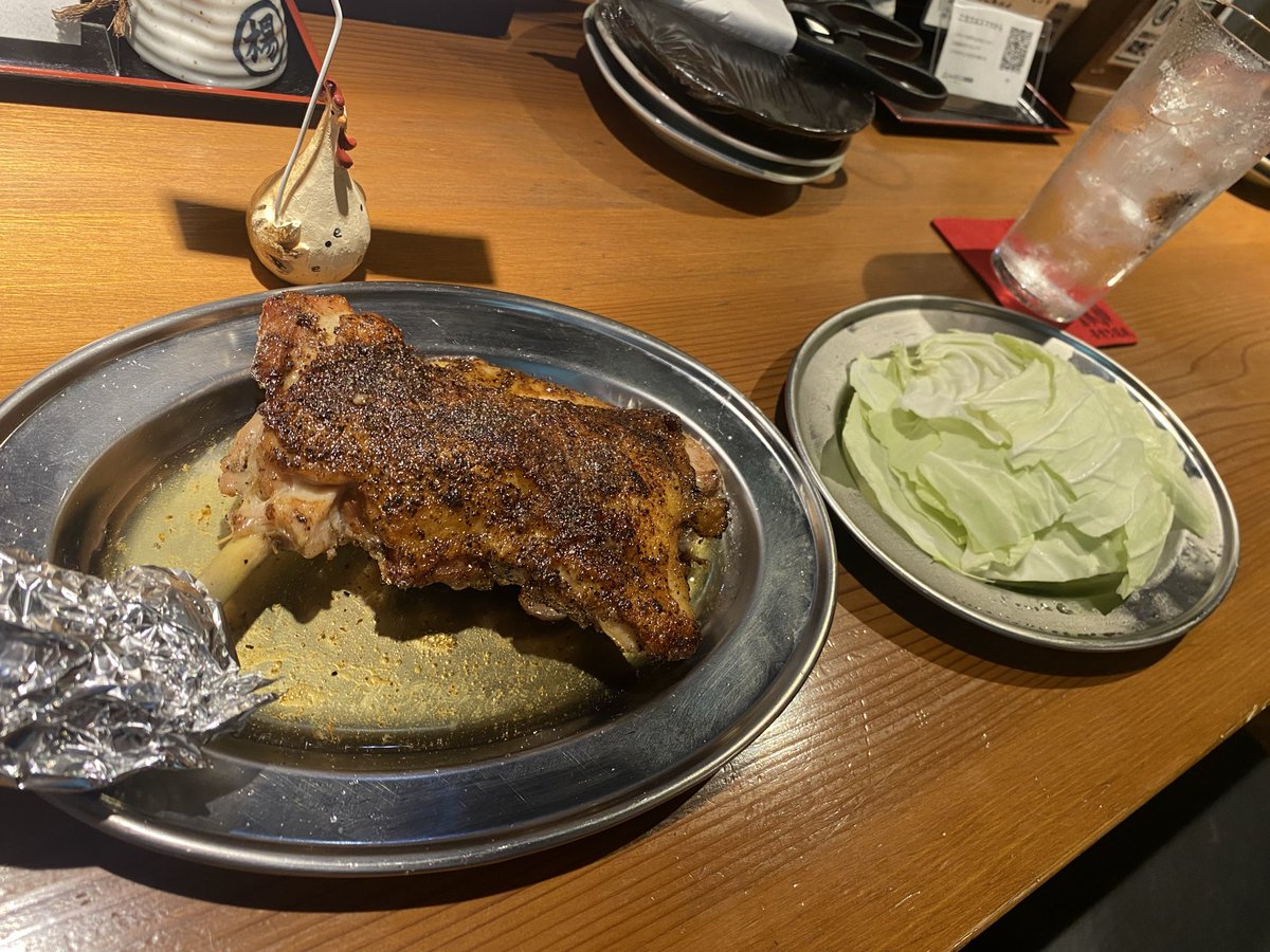 翌日が仕事でお酒は飲めなかったのですが、居酒屋チキン泥棒に行って来ました🐓
店内に入ってみると落ち着くオシャレな空間😊
僕の大好きな骨付き鳥の他にも色々なメニューがあります✨
美味しかったー！また行きたいお店が増えました♪
場所は松山市三番町のドンキホーテの前のビル4F🏢
#チキン泥棒