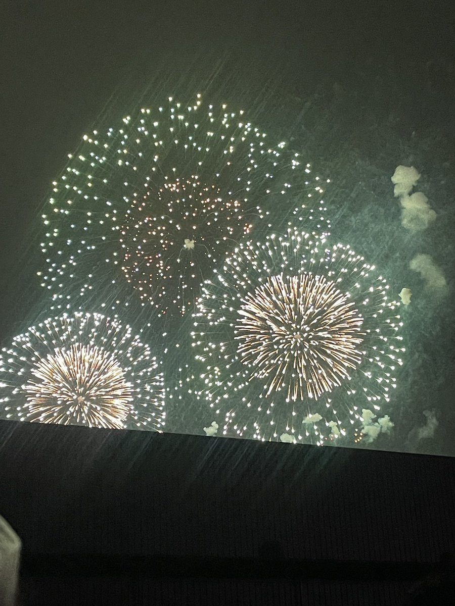 ryomnyan's tweet photo. 万博HYDE最高でした！
一緒に見られた花火も一生の思い出( * ॑꒳ ॑*)✨
和歌山で街中自転車で走り回ってたなどいつもとは違うMCも楽しかった♡
#HYDE
#HYDE万博 
#関西万博
#和歌山 https://t.co/EBLaDr9HyZ