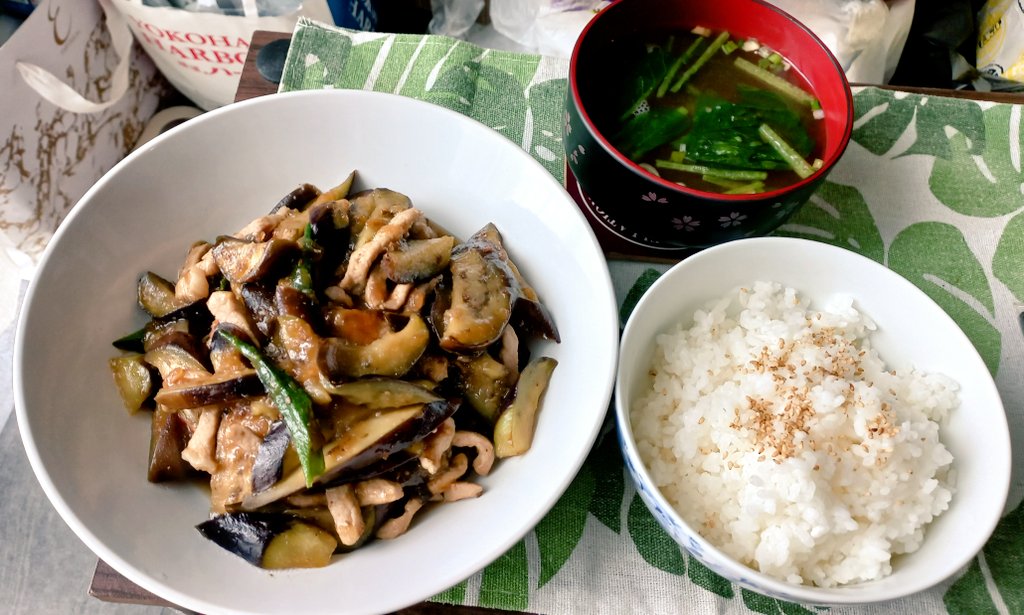23Xtrail's tweet photo. 朝に頂く晩ごはん…  🎵

茄子と豚肉のみぞれ炒め、小松菜の味噌汁… 😋 https://t.co/gqklsFyHE2