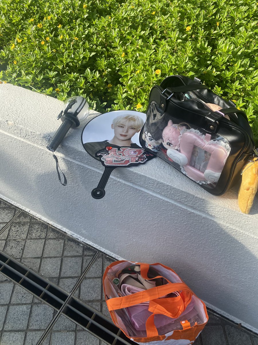 fatedEN_MY's tweet photo. Do find me with this bag and headband to claim! 

#WALKTHELINE_in_SG 
#WALKTHELINE_IN_SINGAPORE https://t.co/BfHHg08NaW
