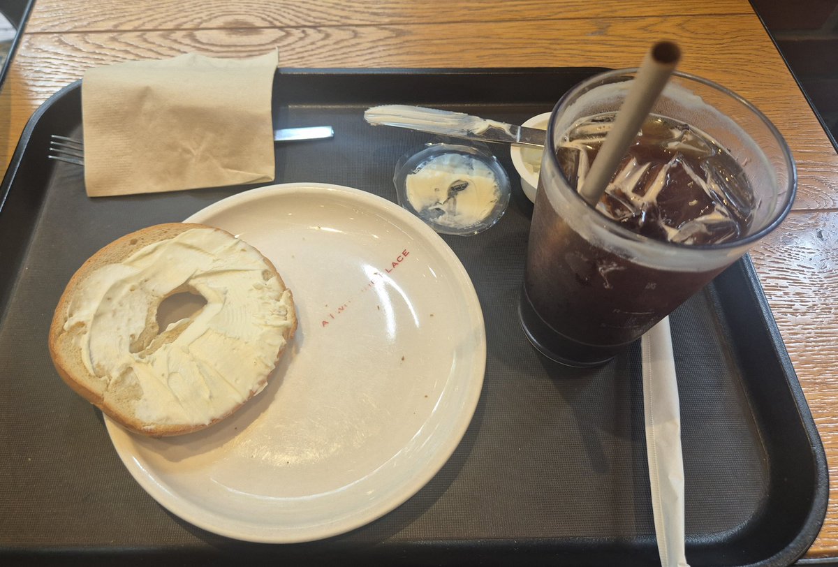 Hi_Yandere's tweet image. 시간이 남아서 라페스타 투썸 왔어요@ 손님이 선물해준 기프트 있거등 키득키득@ 먹고 싶은 초코케잌에 한동안 눈이 갔지만.. 살빼야 하니까.. 그리고 너무 비싸 ㅡ. ㅡ 베이글 아아 세트로 결정@ 11시30까지 트윗하다 피부과 갈 예정. #라페스타 #Twosome cafe #plain bagel with creamcheese #Bored