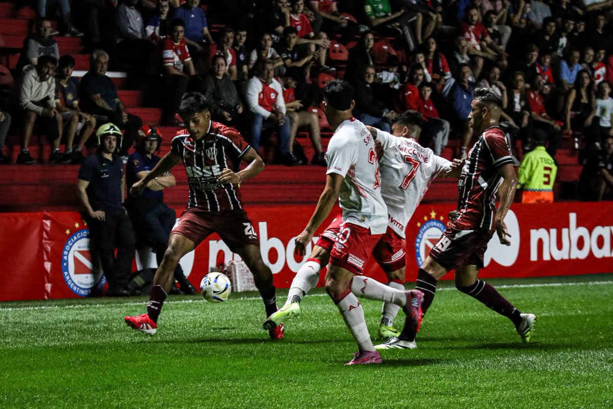 ⏱️ Final del Primer Tiempo #TorneoBetanoClausura

Central Córdoba 0️⃣ - 0️⃣ Argentinos Juniors