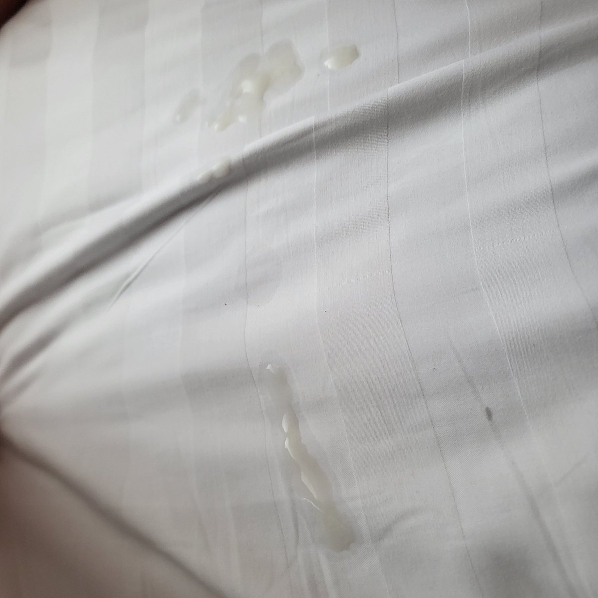 来参加同学婚礼，他的直男同学都挺帅，回酒店忍不住打了个飞机