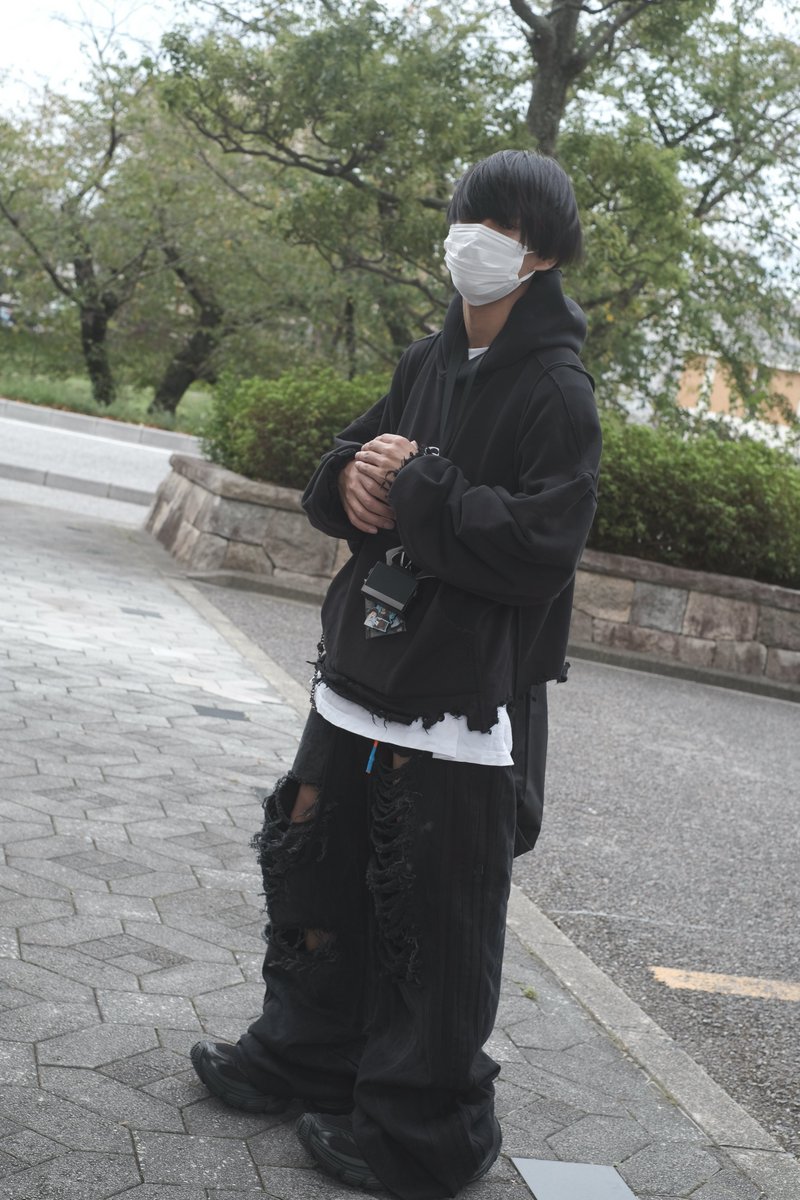 にゅーぎあのBALENCIAGAパーカー撮ってもろた‼️
切りっぱなしの裾とボックスシルエットがガチ神