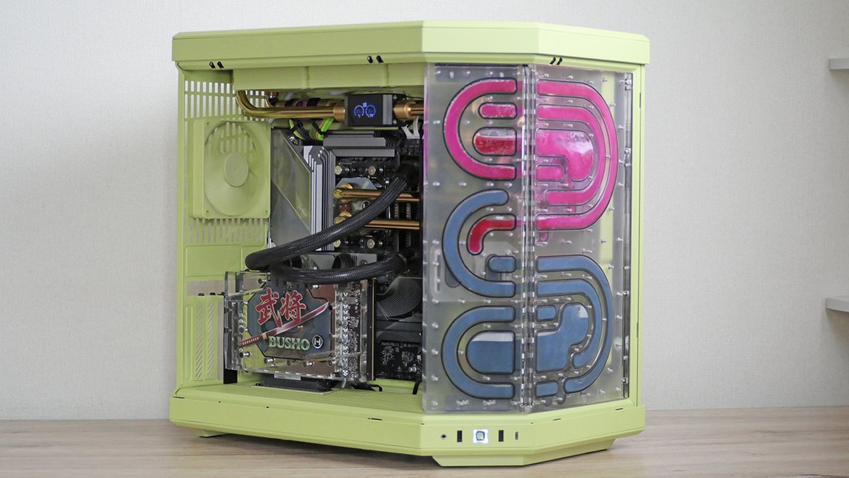 toru_mod_pc's tweet image. HYTE Y70で“武将”テーマの本格水冷クリエイター向けPCを作った🫧
全部LEDオフでもよかったけどちょこっと光を走らせてみた⚡️
真鍮管とチューブスリーブで配管⛲️
なるべく落ち着いた雰囲気になったかも🍵

#HYTE #Bitspower #ASRock #TeamGroup #Seasonic #PNY #ThermalGrizzly #SleevingJapan #自作PC