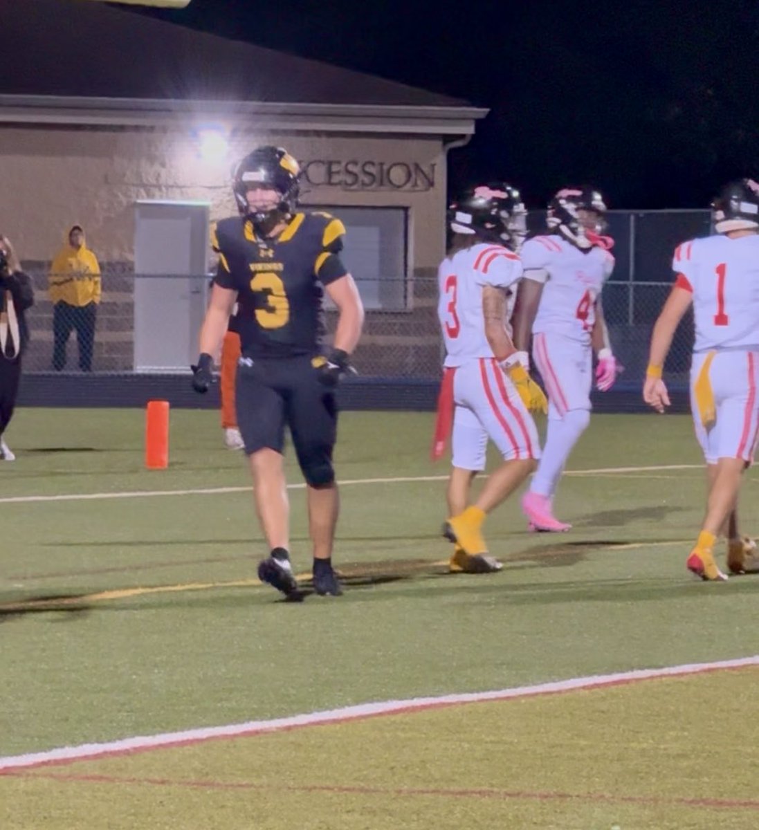 Drakeley touchdown pass to Pat Caracciolo brings Wood to within 1 point of Ryan.  End 3Q, Ryan leads 21-20. ⁦<a href="/AW_VikingsFB/">Archbishop Wood Football</a>⁩