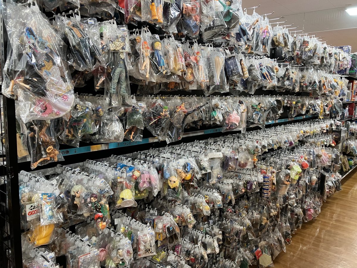 本日も元気に営業開始しました✨ フィギュアコーナーの吊り下げを