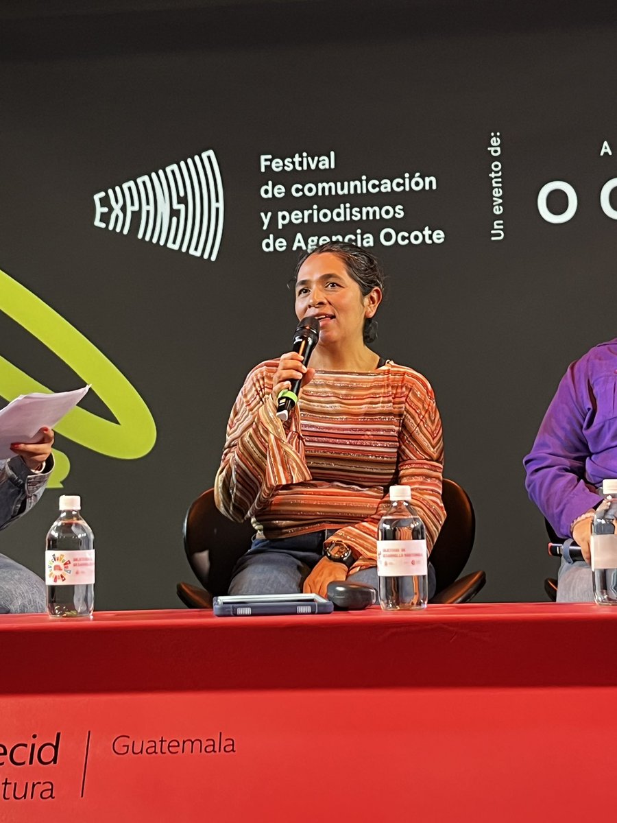 Mayeli Sánchez plantea que la inteligencia artificial no puede asumirse como neutral. Invita a cuestionar cómo funciona, con qué fines y qué impactos sociales genera.

💡 «Necesitamos pensar en soluciones sociales, no solo tecnológicas».