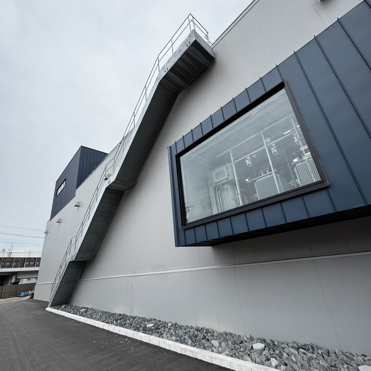lambda0319's tweet image. 建築家 東福さん @dtofuku さんと協働した名古屋市内の建物の竣工見学。
用途や階高の構成など、通常の建物とは違った建築。
模型にも竣工まで見届けて頂きました。
竣工おめでとうございました!