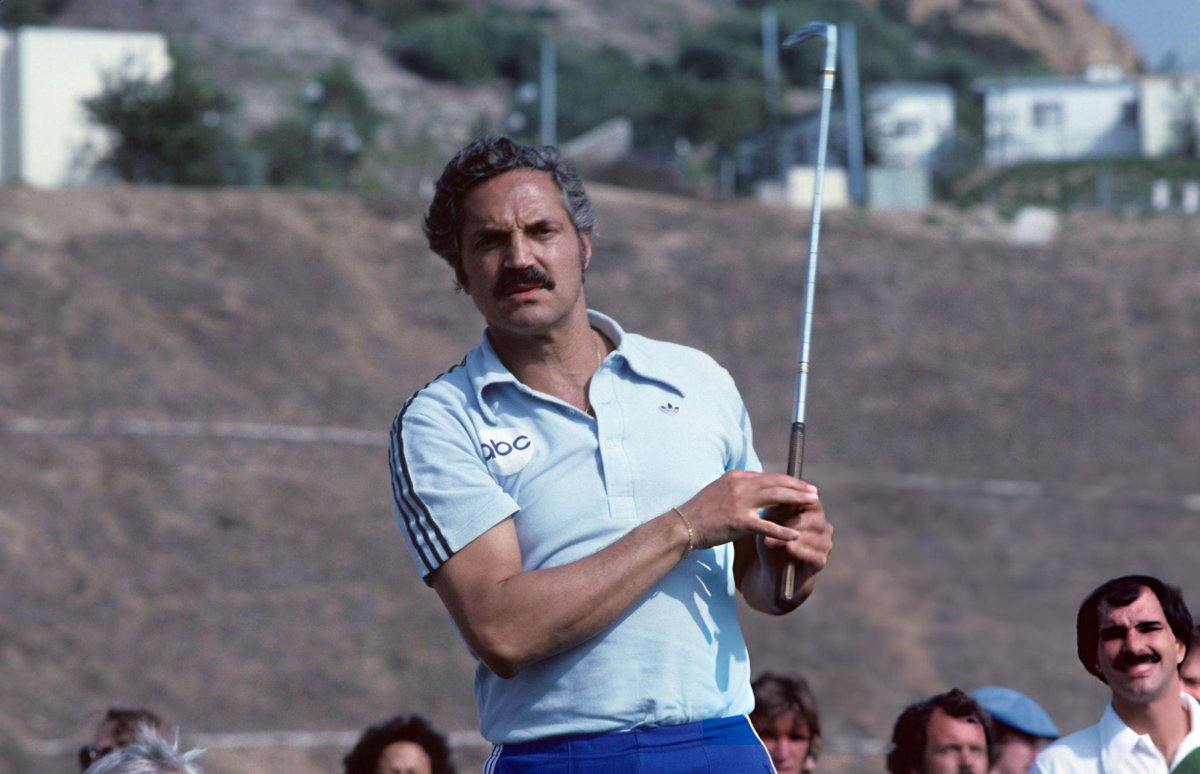 AyerNomasSeries's tweet photo. ESPECIALES DE TV: En noviembre de 1976 se emitió la primera edición de #BattleOfTheNetworkStars. Este especial trata sobre una serie de competiciones en las que estrellas de televisión de las cadenas ABC, CBS y NBC competían en diversos eventos deportivos. https://t.co/hb5sEL2SGV