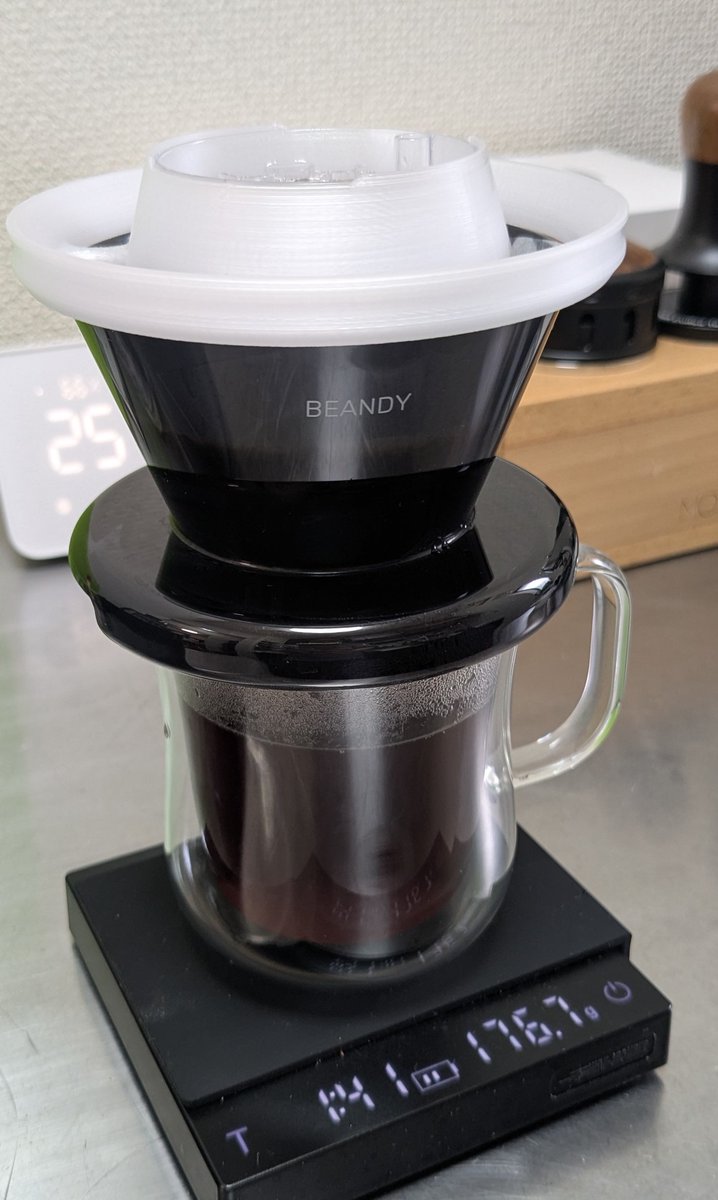 nekogoro_anchor's tweet photo. 本日の朝珈琲。
#LayersCoffee さんのCostaRica SanJuanilloを頂く。
#BEANDY Silk Dripper、油こし紙と #VariaVS6 Conical21.5抽出92℃1分後55秒で落ち切り。
みかんのカップコメントで購入した豆。みかんやアップル、グレープフルーツな明るい酸味。 https://t.co/rN7JLQLT8d