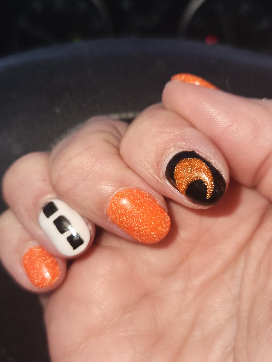 Im_a_drea's tweet photo. Since I travel to get my nails done and I stop traveling when winter hits... I got my acrylics removed 😭. I decided to do a team @McLarenF1 paint job. (It's the only #teammcclaren merch I can afford lol)

I plan to go as an F1 racer for #Halloween if I can find a costume https://t.co/IwNUxRQ05o