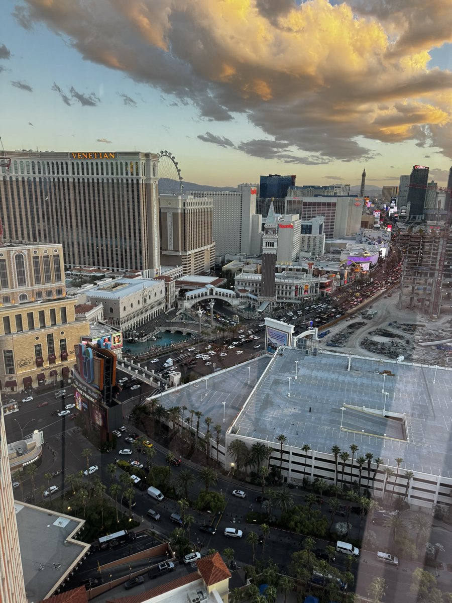 sweetnesspena's tweet photo. Current view.  #LasVegas https://t.co/tMfE6bE66j