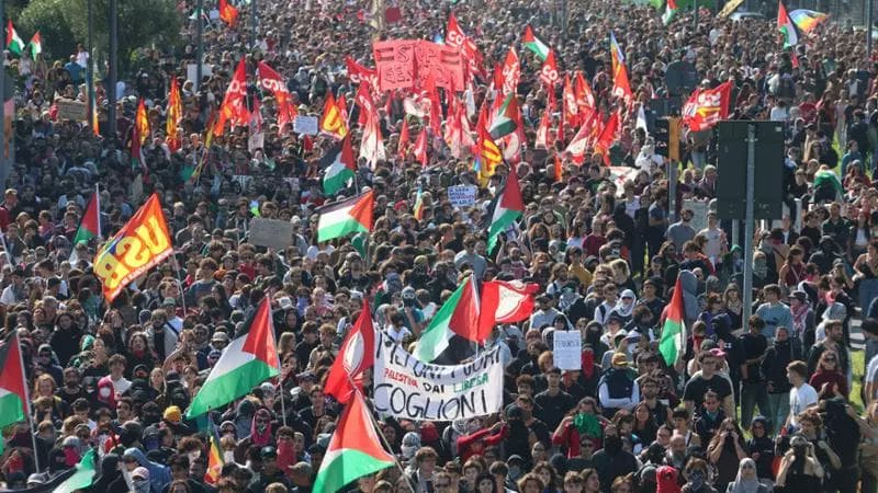 rdlea's tweet image. Finalmente! I giovani di nuovo a manifestare per la democrazia. Temevo che si fossero rincoglioniti con gli smartphone.
La destra brontola con i soliti clichè. Forza ragazzi: tenete duro. #PD