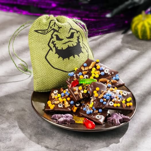 AprilFglt's tweet photo. Well, well, well, what have we here? 💚 
The Oogie Boogie Toffee Bites have returned to The Ganachery. They are made with dark chocolate, gummy candy, &amp; pumpkin-spiced toffee with crispy pearls. #disneyfood #wdw
Available until Nov. 4th! https://t.co/XfmZylDPQC