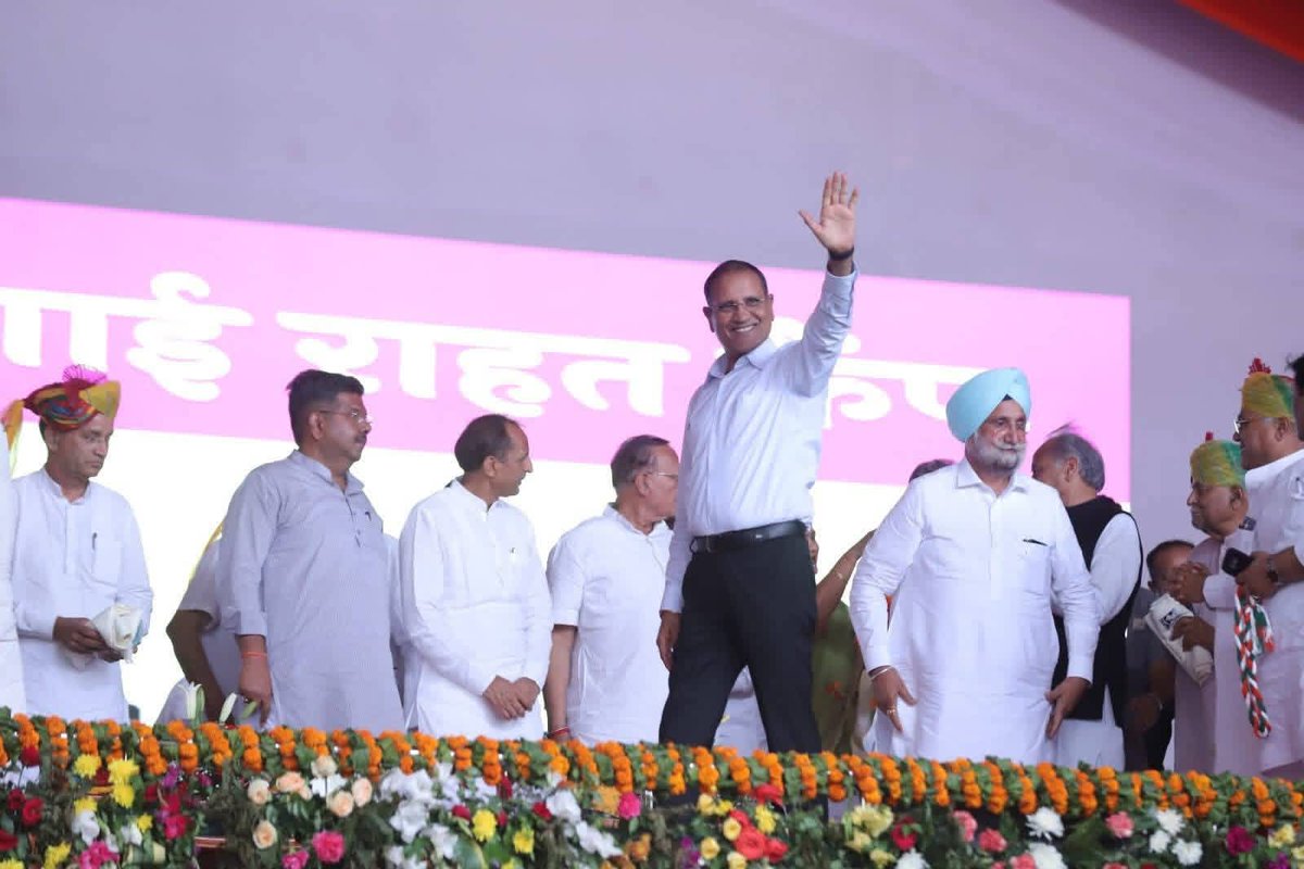 बहुत ही दुखद खबर 
बीकानेर किसान नेता और कांग्रेस पार्टी के जाने-माने दिग्गज नेता श्री रामेश्वर जी डूडी साहब आज हमारे बीच नहीं रहे। वे पिछले दो सालों से अस्वस्थ थे।
भगवान उनकी महान आत्मा को शांति दे और श्री चरणों में स्थान दें सत सत नमन  🙏
<a href="/RameshwarDudi/">Rameshwar Dudi</a>