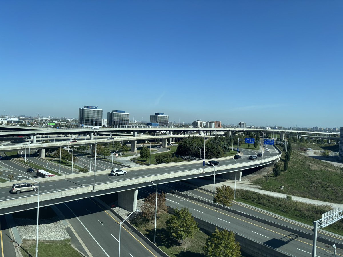 Passing by Toronto. An Indian Canadian told me that during winter, people go through underground paths, like moles.
Imagine a vibrant city under snow… interesting!