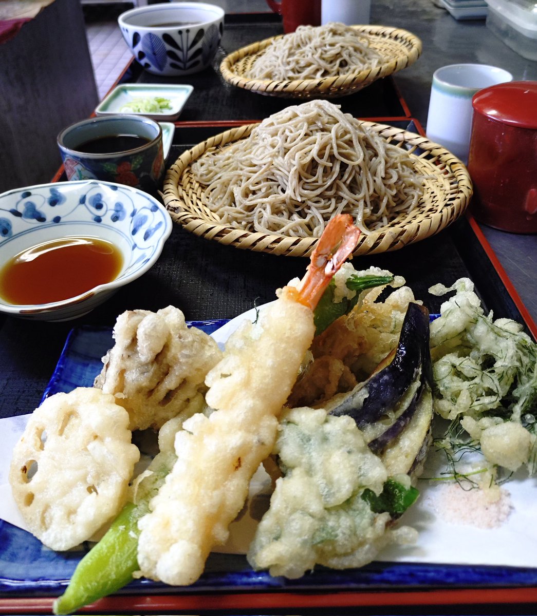 天ざる蕎麦です
蕎麦一人前800円
秋の新蕎麦です
天ぷら1000円
舞茸🍄‍🟫海老🦐
#十割蕎麦
#粗挽き田舎蕎麦 
石臼挽き自家製粉
日本国産のみ使用
科学調味料使いません
定休日(火)
📞027-364−4474
蕎麦売り切れで閉店
#天ざる蕎麦 #新蕎麦 #秋
#そば処叶家 #叶家 #旨い