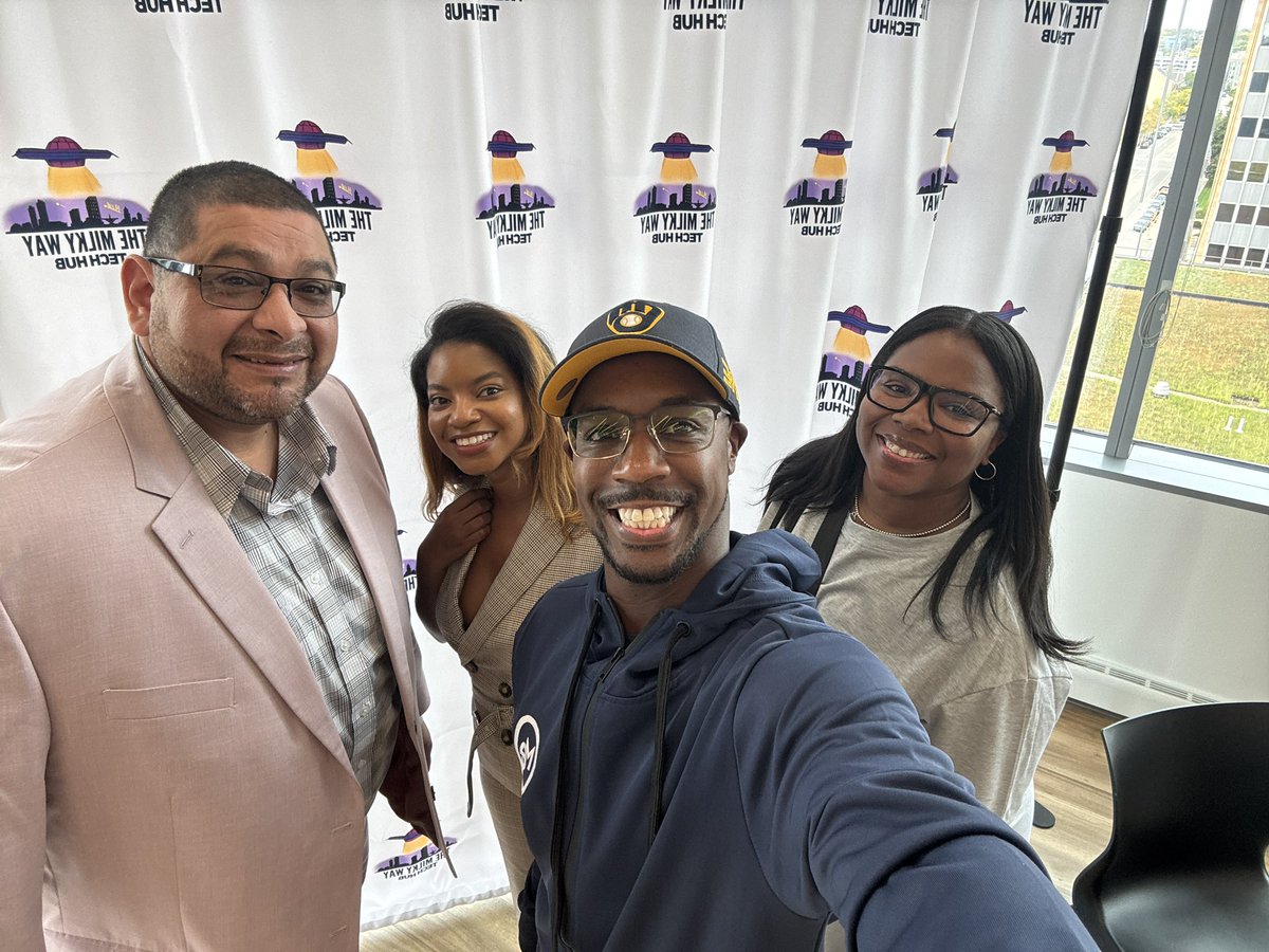 Monte_Eady's tweet photo. Softball and #witechmonth @BMOHarrisBank @Brewers https://t.co/uaPCGzbghw