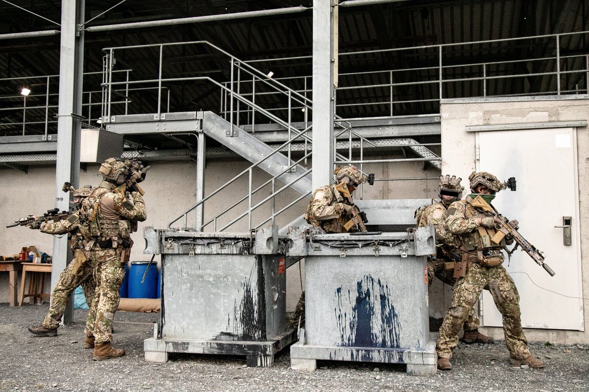 dvidshub.net/image/9351322/… 
KSMの人がG95Kを持っています