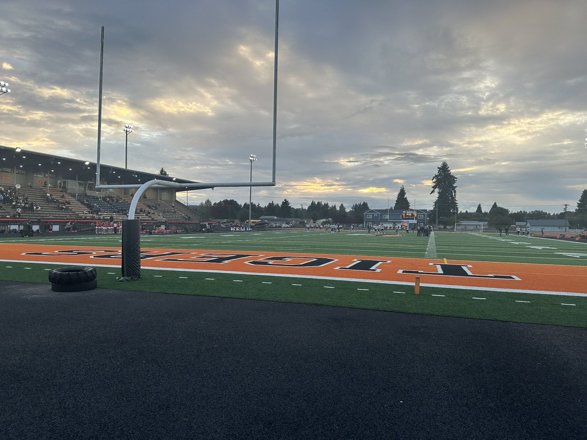 Howdy from Tiger Stadium for Centralia’s homecoming game against Black Hills. Pair of 1-3 teams looking to start 1-0 in the EvCo 

Kickoff in 25 minutes 

#wahsfb