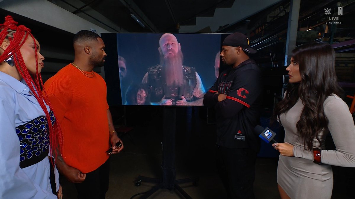 SubToSlamX's tweet image. No Uncle Howdy again?

#SmackDown