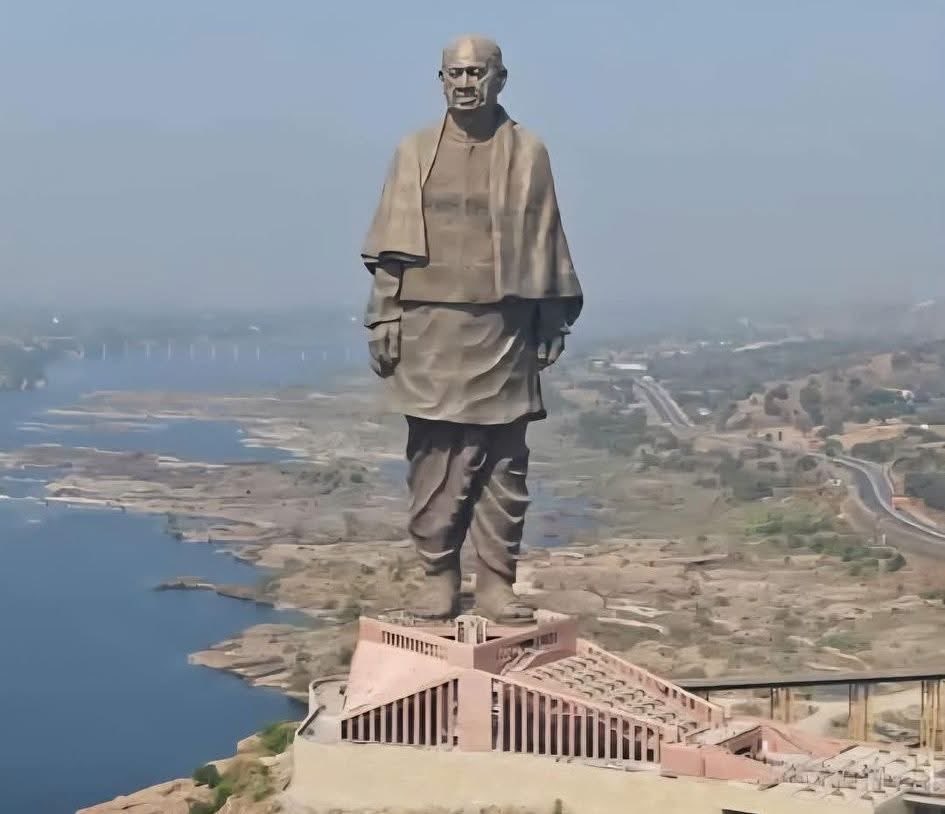 #भारत की सबसे ऊंची मूर्ति भी एक कांग्रेसी की है!❤️

ओर जिसकी है उसकी उपलब्धियों में से एक ये है कि 
उसने "आरएसएस" पर बैन लगा दिया था,,, उनके द्वितीय सरसंघचालक को जेल भेज दिया था!

भाजपाई अपनी पोल ख़ुद खोलते है की आरएसएस क्या थी 😂