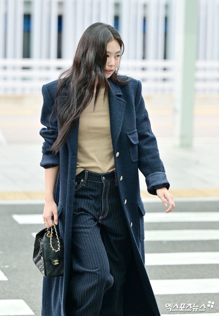 Jennlastic's tweet image. she looks so good 
#JenniexChanelss26 #ChanelSS26 #JENNIE #ParisFashionWeek @CHANEL @jennierubyjane  #OA