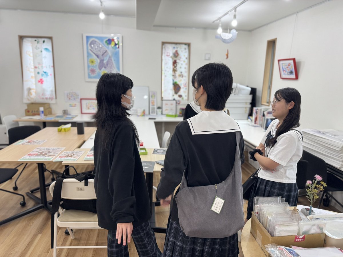 Atelier_nitto's tweet image. KURAMEモデルのキャラクター募集のチラシを『下町そぞろスタンプラリー』参加店舗に届けてくれるのは、東京都立晴海総合高等学校の生徒の皆さん‼️

今朝からチラシの準備をして、元気に出発♪

マップアプリを駆使する皆さんは、効率的に回ることでしょう🤭
@KURAMAE_model 
@sitamachisozoro