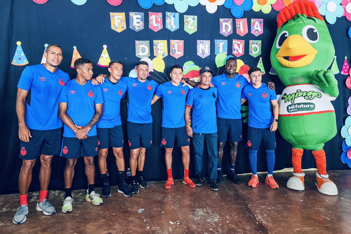 prarriaza's tweet photo. Quiero agradecer de corazón a nuestros aliados @banruralgt , #Molsa y @PepsiGuate, que nos acompañaron a celebrar el #DíaDelNiño con los amiguitos de la escuela Luz Valle. Momentos como estos nos recuerdan que, juntos, podemos hacer sonreír a muchos. 
¡Vamos, @Rojos_Municipal! 🙌 https://t.co/X7Tqu0e62n