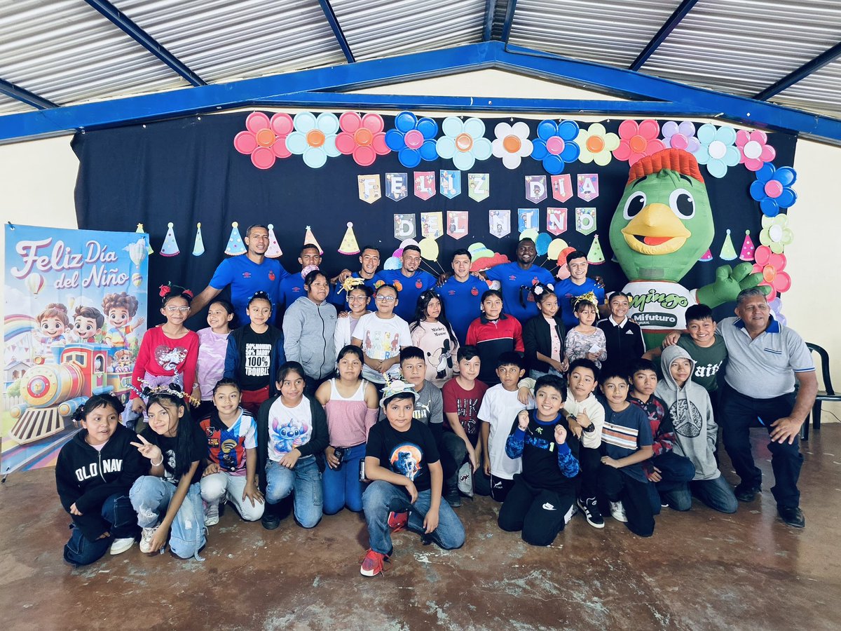prarriaza's tweet photo. Quiero agradecer de corazón a nuestros aliados @banruralgt , #Molsa y @PepsiGuate, que nos acompañaron a celebrar el #DíaDelNiño con los amiguitos de la escuela Luz Valle. Momentos como estos nos recuerdan que, juntos, podemos hacer sonreír a muchos. 
¡Vamos, @Rojos_Municipal! 🙌 https://t.co/X7Tqu0e62n