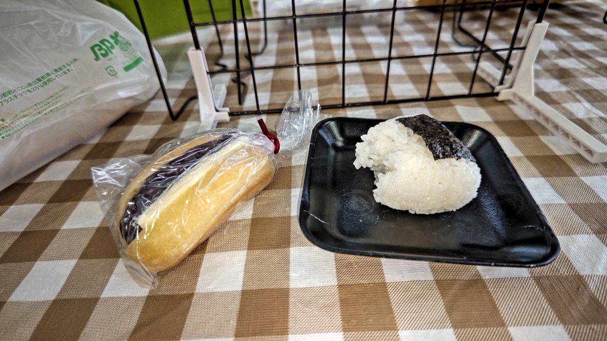 kero2609's tweet photo. 毎月第一土曜日は鳥羽マリンターミナルで、びんだまマーケットに出店してます～雨降りでも屋根の有るところだからまったり( ´∀`)
ミジュマル公園もすぐそばでお天気よい日は子どもたちが楽しそうです
今日は雨降りなのでキッチンカーさんのおにぎり楽しみ中(笑) https://t.co/YRllqOpyBl