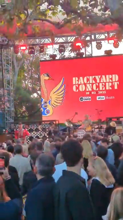 dltourhistory's tweet photo. Def Leppard News - #DefLeppard - Pacific Palisades, CA 3rd Oct 2025 🇺🇸
#LiveUpdates - DL due on later - watch 15 mins of Cheap Trick
#setlist #ricksavage #joeelliott #backyardconcert
https://t.co/IlTWGzeF3S https://t.co/0isTZ0Dtag