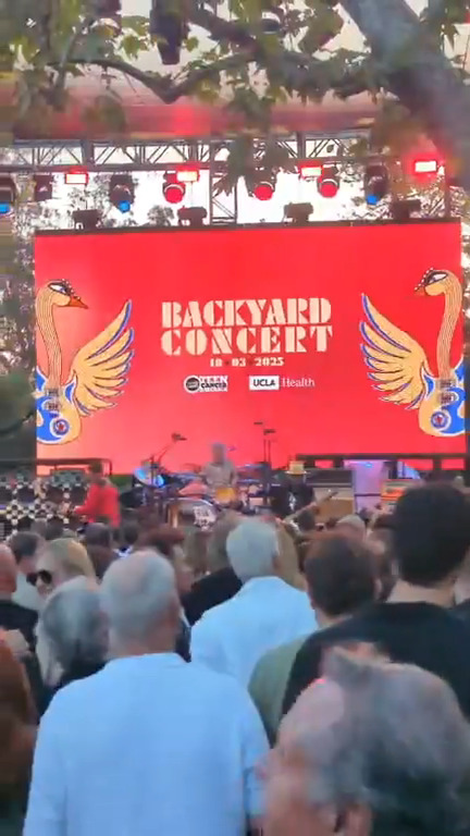dltourhistory's tweet photo. Def Leppard News - #DefLeppard - Pacific Palisades, CA 3rd Oct 2025 🇺🇸
#LiveUpdates - DL due on later - watch 15 mins of Cheap Trick
#setlist #ricksavage #joeelliott #backyardconcert
https://t.co/IlTWGzeF3S https://t.co/0isTZ0Dtag