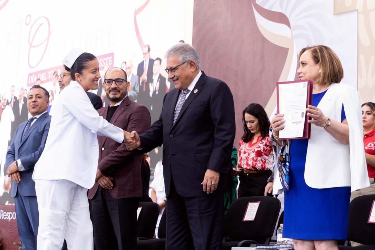 snteSeccion55's tweet photo. Al asistir a la celebración del #DíaDelTrabajadorDelISSSTE, el Mtro. Alfonso Cepeda Salas, Srio. Gral. del #SNTE, resaltó la labor, el profesionalismo y el compromiso de quienes fortalecen la seguridad social en el @ISSSTE_mx a favor de las y los trabajadores del Estado. 🇲🇽 https://t.co/LkCYR4yQ0B