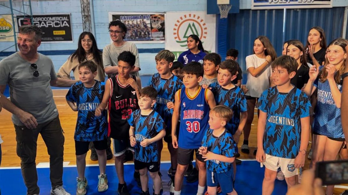 JoseIScotto's tweet photo. Estuvimos en #PozoDelMolle con nuestro #ProgramaMANOS para acompañar al Argentino Sport Club.
Entregamos elementos deportivos que van a potenciar a las jóvenes de vóley y básquet, convencidos de que el deporte es una herramienta fundamental para el crecimiento personal, la igualdad de oportunidades y la construcción de comunidad.
Además, acercamos el programa #FortaleciendoClubes, impulsado por la Agencia Córdoba Deportes, que busca sistematizar y ejecutar acciones para asistir y promover el desarrollo de los clubes deportivos de toda la provincia.
Cada club de barrio es un espacio de encuentro y de valores, y por eso seguimos trabajando para fortalecerlos. En cada rincón de Córdoba impulsamos programas que generan oportunidades y que nos acercan a ese futuro mejor que merecen nuestros jóvenes.