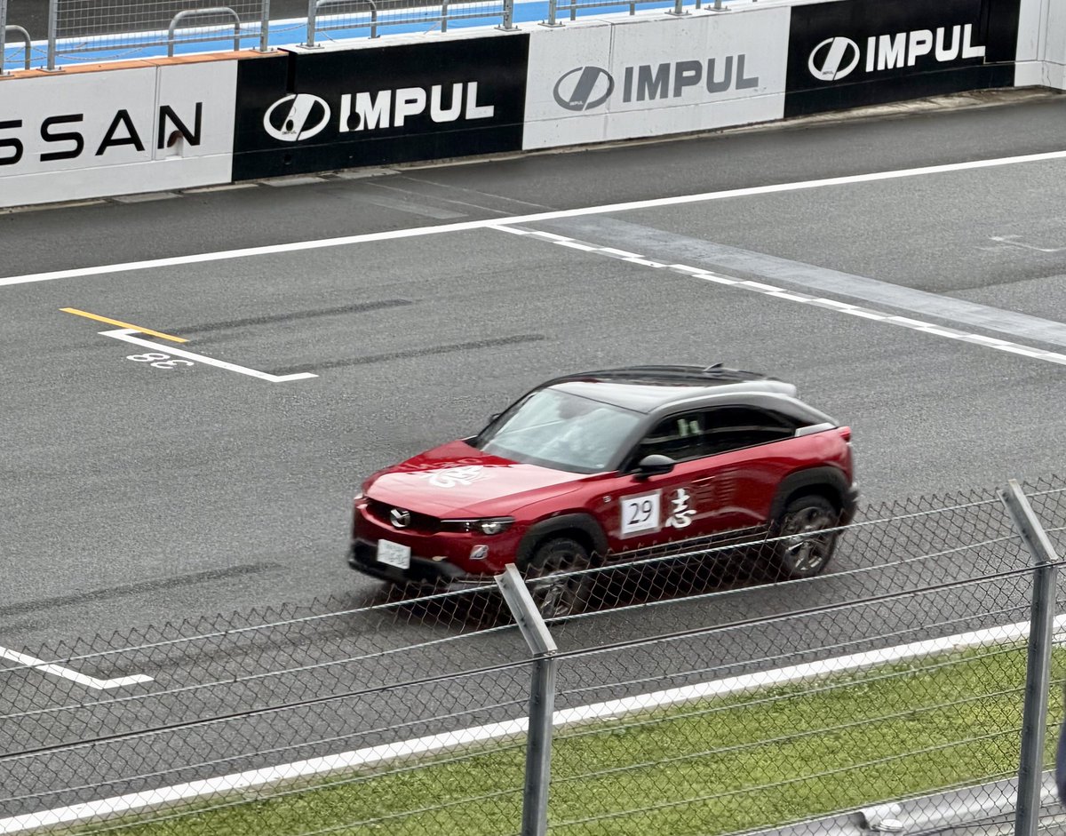 M8montego's tweet photo. マツチャレに参戦するMX-30 R-EVチームを応援・レース後のプチミーティング@マツダファンフェスタ
山口宗則さんにお越しいただき、3番ピット真向かいのメインスタンドにてMX-30 R-EVチームを応援中です！
初心者マークが可愛い！
#RECJ https://t.co/69Fqav6P85