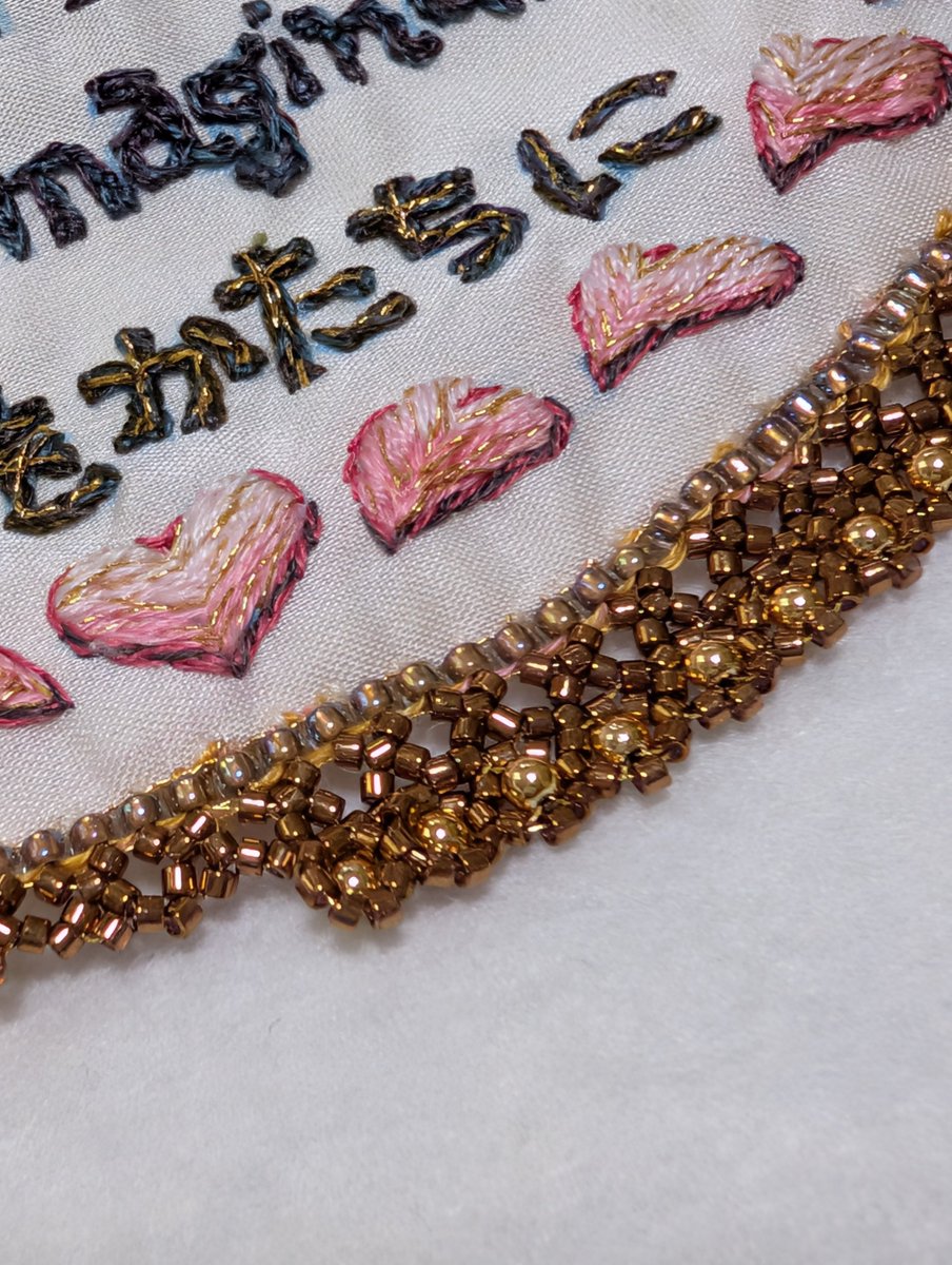 ビーズで縁どり中〜

う....目がしょぼしょぼ(っω-` )
#刺繍 
#ししゅう 
#ハンドメイド