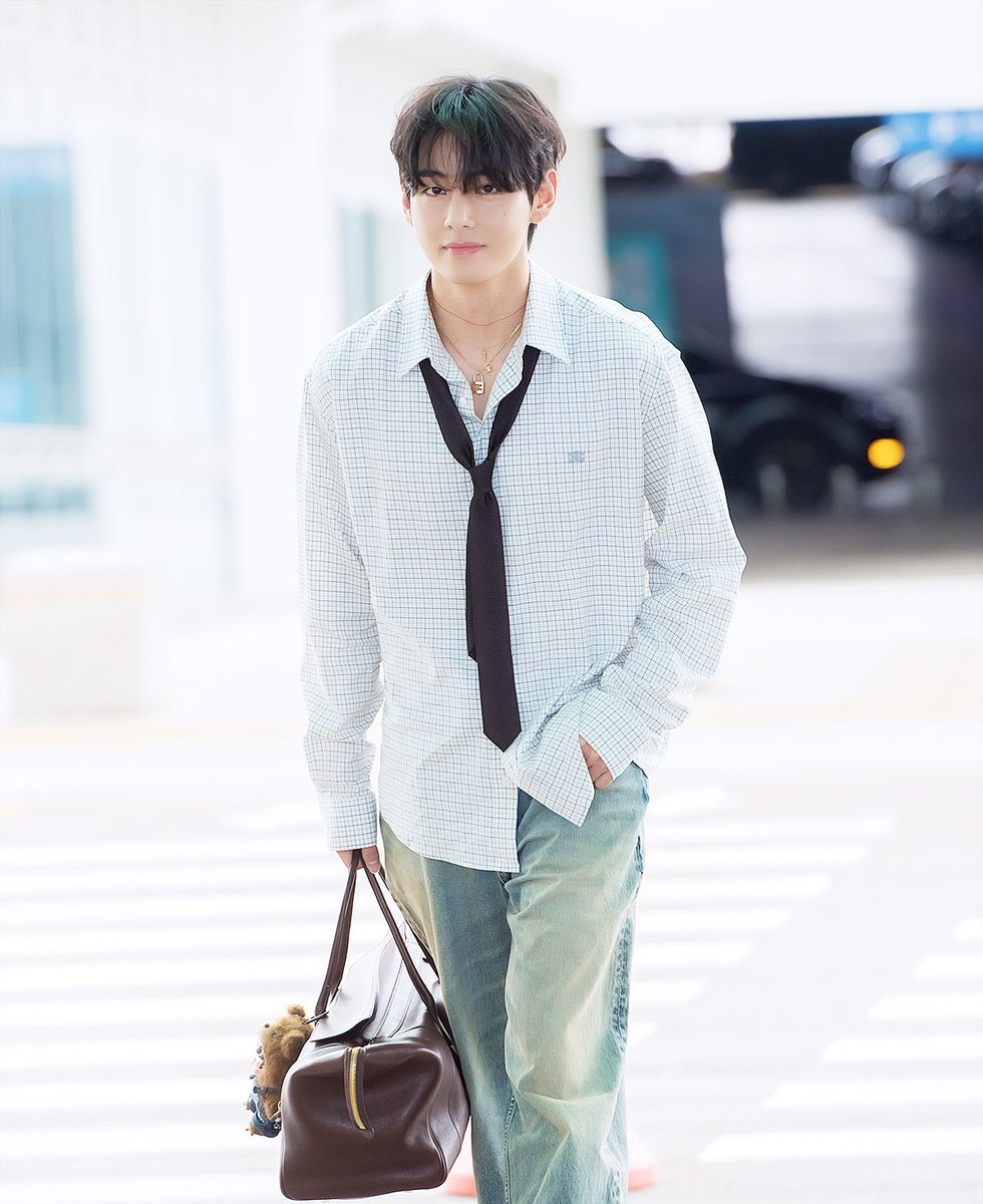 아침부터 여자들한테 잘 보일려고 러닝뛰어서  붓기 다 빼고  개까시로 나타나신거라고??🥺