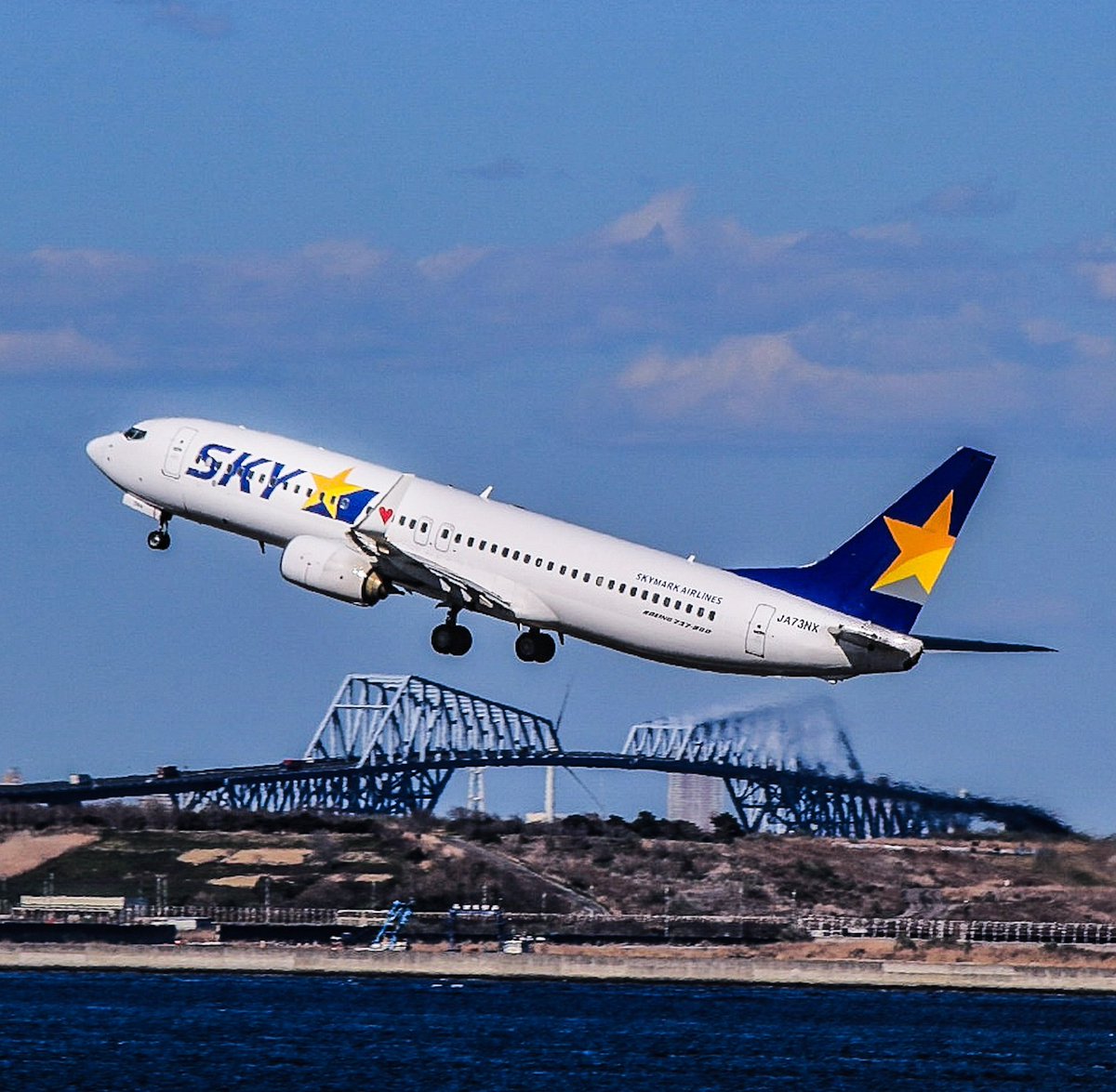1212maruu's tweet photo. ゲートブリッジと飛行機🛩️
SKYMARK♥️
羽田空港より

#ゲートブリッジと飛行機 https://t.co/qzUVteiT6C