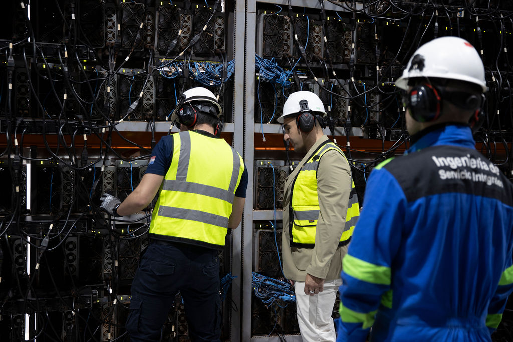 HIVEDigitalTech's tweet image. A sea of machines.
Trillions of calculations each second.
All powered by green energy.

President &amp;amp; CEO @AydinKilicHIVE stands at the helm as HIVE turns water into watts into the future of money, securing the backbone of the world’s next financial era. 🚀