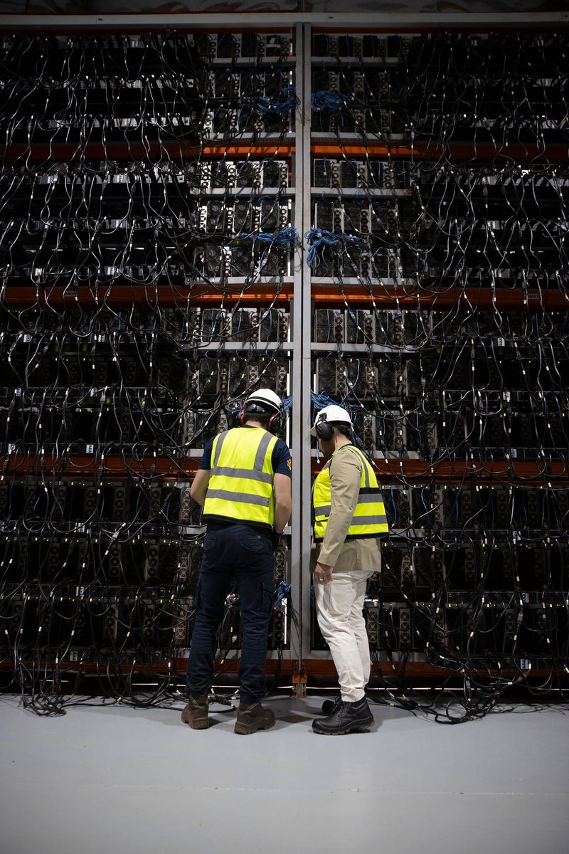 HIVEDigitalTech's tweet image. A sea of machines.
Trillions of calculations each second.
All powered by green energy.

President &amp;amp; CEO @AydinKilicHIVE stands at the helm as HIVE turns water into watts into the future of money, securing the backbone of the world’s next financial era. 🚀