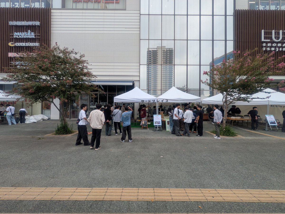 hashi_lab's tweet photo. 辻フェス準備中です。曇り空ですが16時までもってほしいです。 https://t.co/eYORH6FqQa