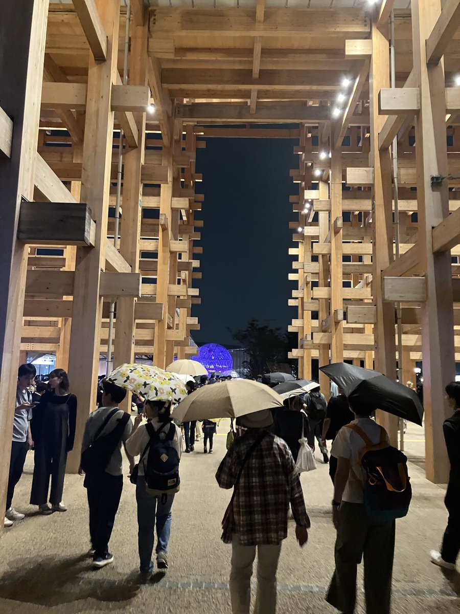 dahcali's tweet photo. 雨でしたが、楽しかったです！
ヤクルトの応援用の傘の人おった。
しかもペタジーニさんに似てた。
#関西万博 https://t.co/5J24UDwuBl