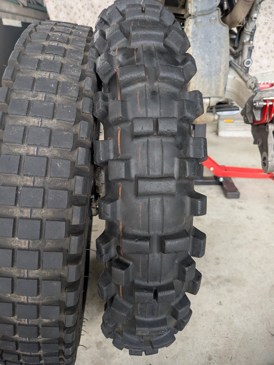sasa69on's tweet photo. 試したい事があるので交換しました
アカンかったら 噂のリアサスだな…w
#crf250l #crf250ls #タイヤ交換 #VX30 https://t.co/LVSHHIgxkl