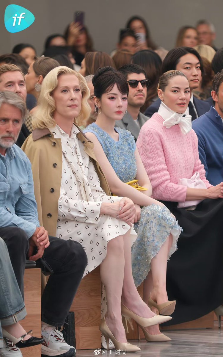 ดวงดาวก็คือดวงดาวบนฟ้าจริงๆ ต่อให้อยู่ท่ามกลางผู้คนมากมายนับหมื่นนับล้านคนเพียงใด เธอก็มักจะเปล่งแสงประกายเจิดจรัสขึ้นมาตลอดเวลา เธอทำให้รู้ว่าดาวไม่เคยมืดมัวหรือดับแสงลงไปตามกาลเวลาจริงๆ ดวงดาวที่ส่องสว่างทั่วทุกพื้นโลก คอยเป็นแสงนำทางให้ผู้คนที่ลงไหลธุลีดิน เธอช่างสวยงามจริงๆ