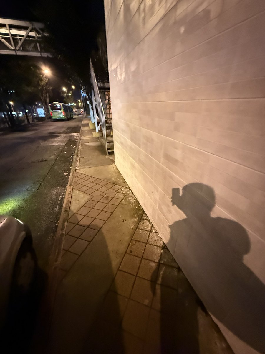 MelvynJosue's tweet photo. Señores de @muniguate @alcaldiaz11 por favor vean que está pasando aquí. La administración de Residenciales San Jorge ha invadido el espacio de la acera para la garita de la colonia. El acceso a la pasarela está bloqueado. Tomen nota por favor. https://t.co/ajgt9yrMlS
