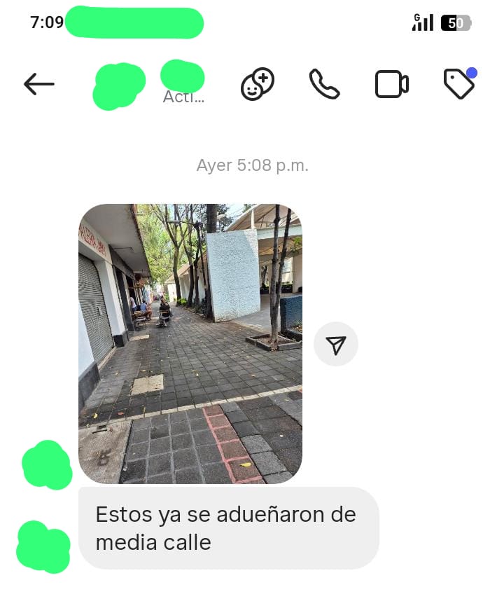 El esposo de la señora que instaló este café en la Juárez nos ha estado dejando comentarios  difamatorios en Instagram acusándonos de amedrentarlos, siendo que lo único que hemos hecho es publicar las quejas de vecinos que opinan que ya se apropiaron del paso en Bruselas. 
1/2