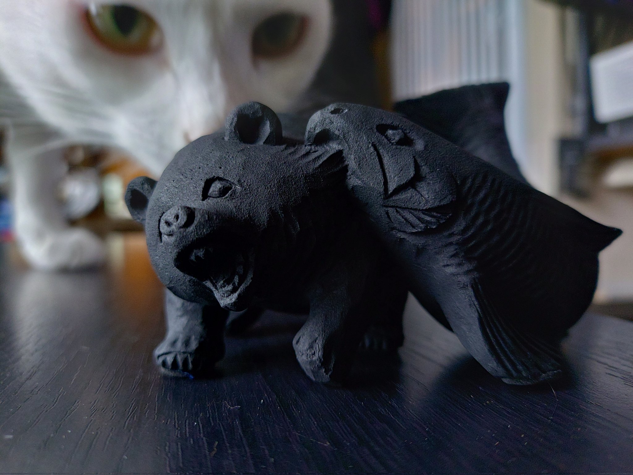 三冊の本にもたれる正装した木彫りのクマ 置物 ディスプレイ 三冊の本にもたれる正装した木彫りのクマ 置物 ディスプレイ 三