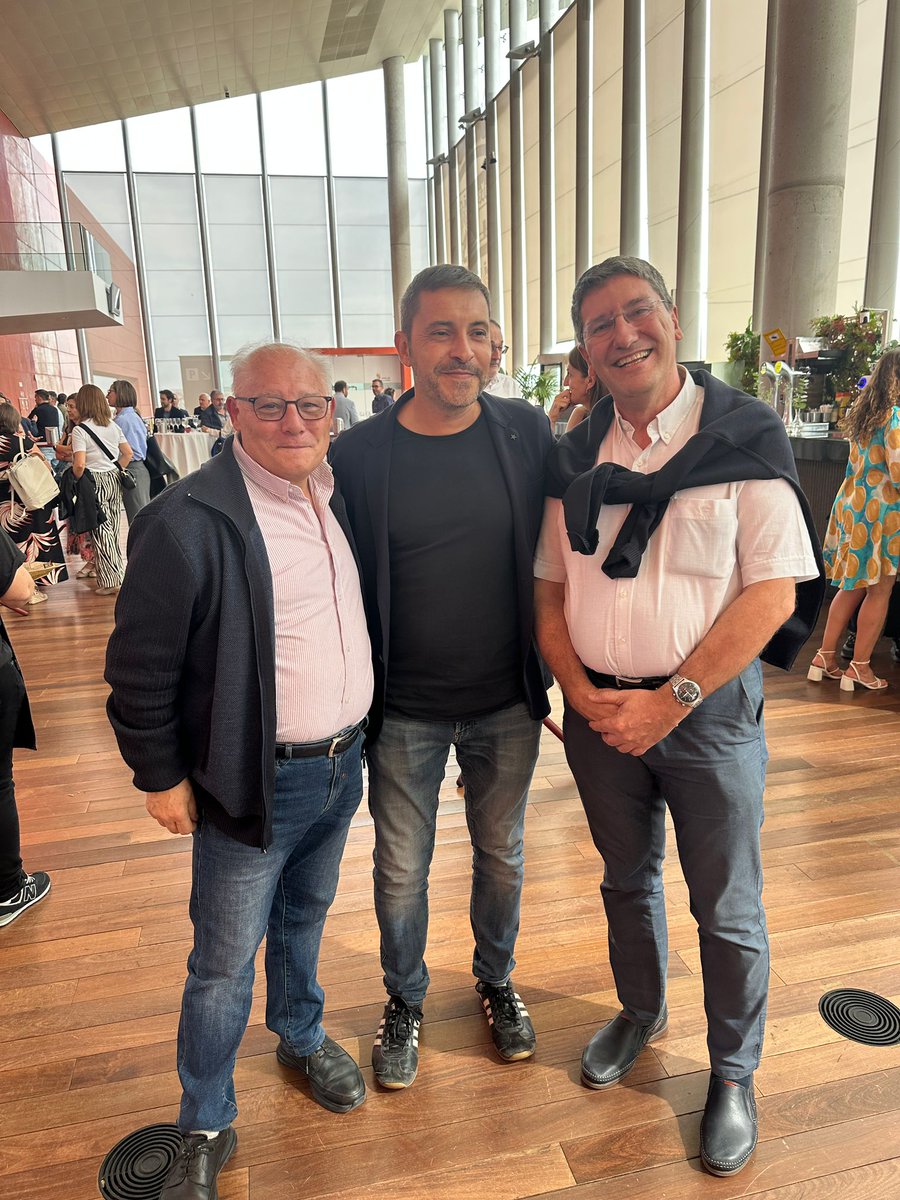 JOSEALB65's tweet photo. 5 edición FPTalk #fundacionEFCyL Otra apuesta por la #FP y #talentofp Con @yaizacanosa nos sube de revoluciones emprendedoras con su experiencia con #GOI y #agustingomez del nacimiento @wallapop Recogimos el premio #iesramonycajalV https://t.co/vW7o6cRuQb